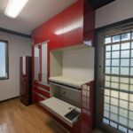 キッチン背面には作り付けのカップボードがあります。