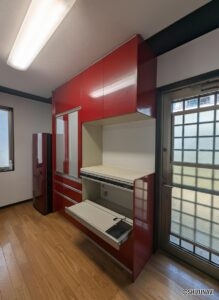 キッチン背面には作り付けのカップボードがあります。