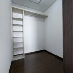 2階9帖洋室内のウォークインクローゼットです。棚もあり豊富に収納できますね♪