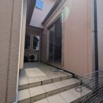 和室とLDKの間に中庭があります。