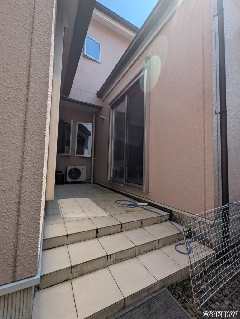 和室とLDKの間に中庭があります。