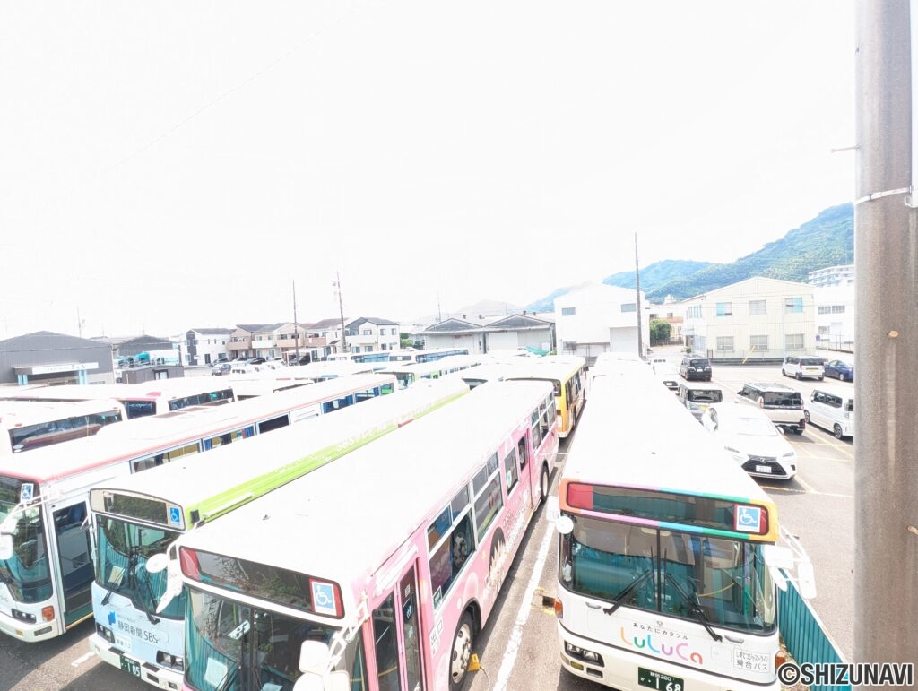 西側は駐車場になっています。