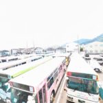 西側は駐車場になっています。