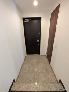 内廊下から玄関へ　