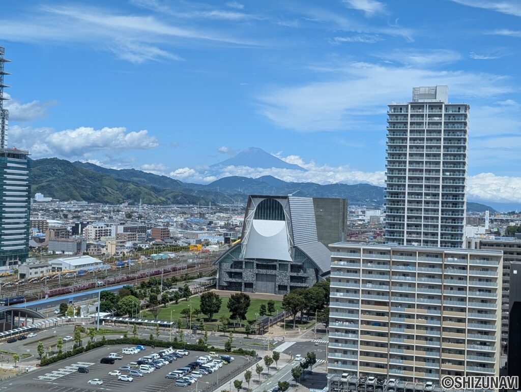 リビングから富士山が望めます。