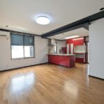 LDKは広々18.5帖、床は無垢材です。