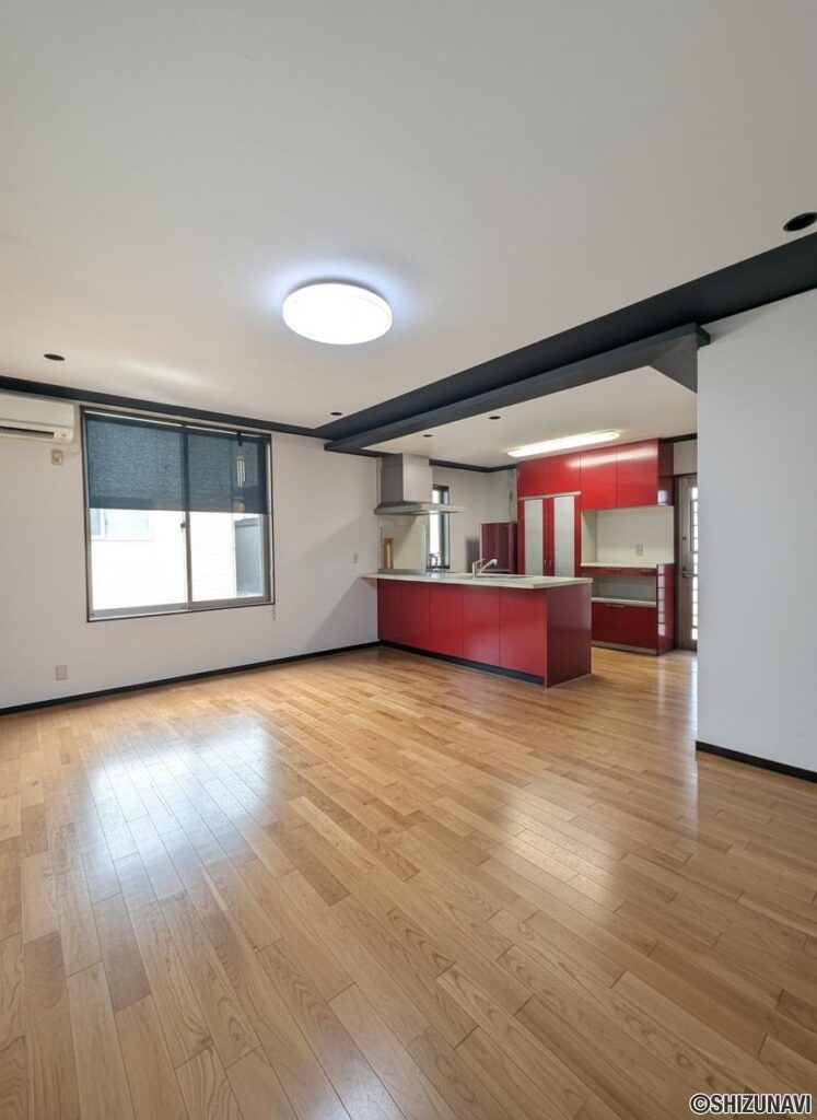 LDKは広々18.5帖、床は無垢材です。