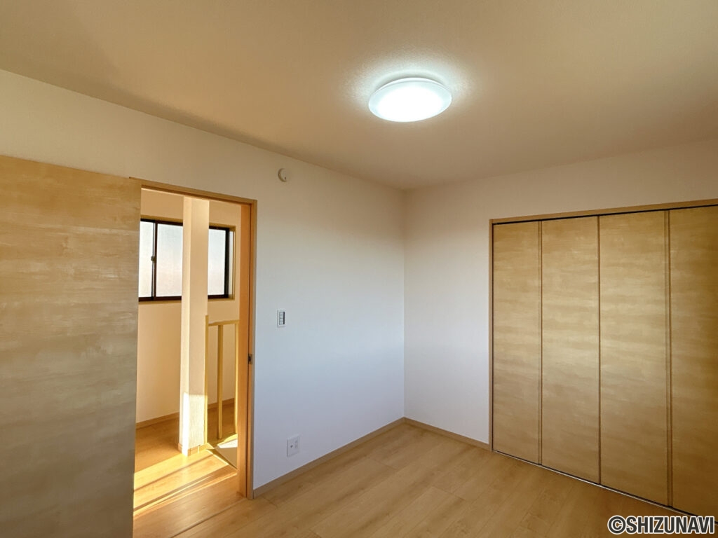 カチタス　志太　2階中央6帖洋室