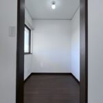 2階9帖洋室内のウォークインクローゼットです。