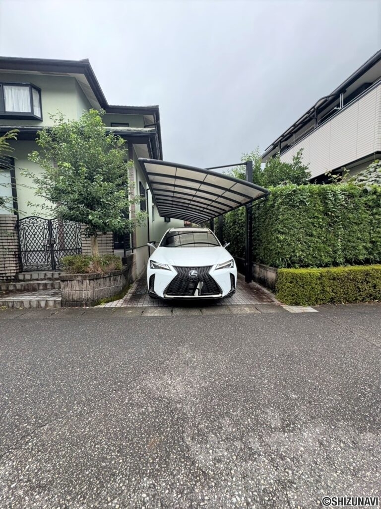 駐車場は嬉しいカーポート付です♪