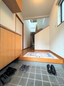玄関も広々としております♪