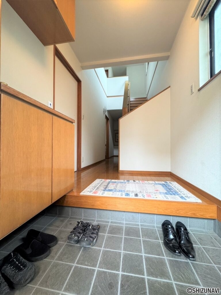 玄関も広々としております♪