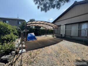別邸にもカーポート付の駐車場がございます♪　　　　　　　　　　　　　　　　　　　　　　　　　　　　　　　　※2台駐車可能