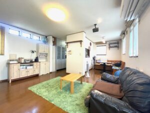 今泉6丁目　3階建てインナーガレージ付き５ＬＤＫ　大手ハウスメーカー建築の中古建ての画像