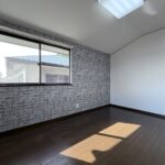 2階西側洋室　一部アクセントクロスで落ち着いた雰囲気です。