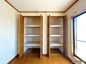 【2階8.13帖洋室収納】