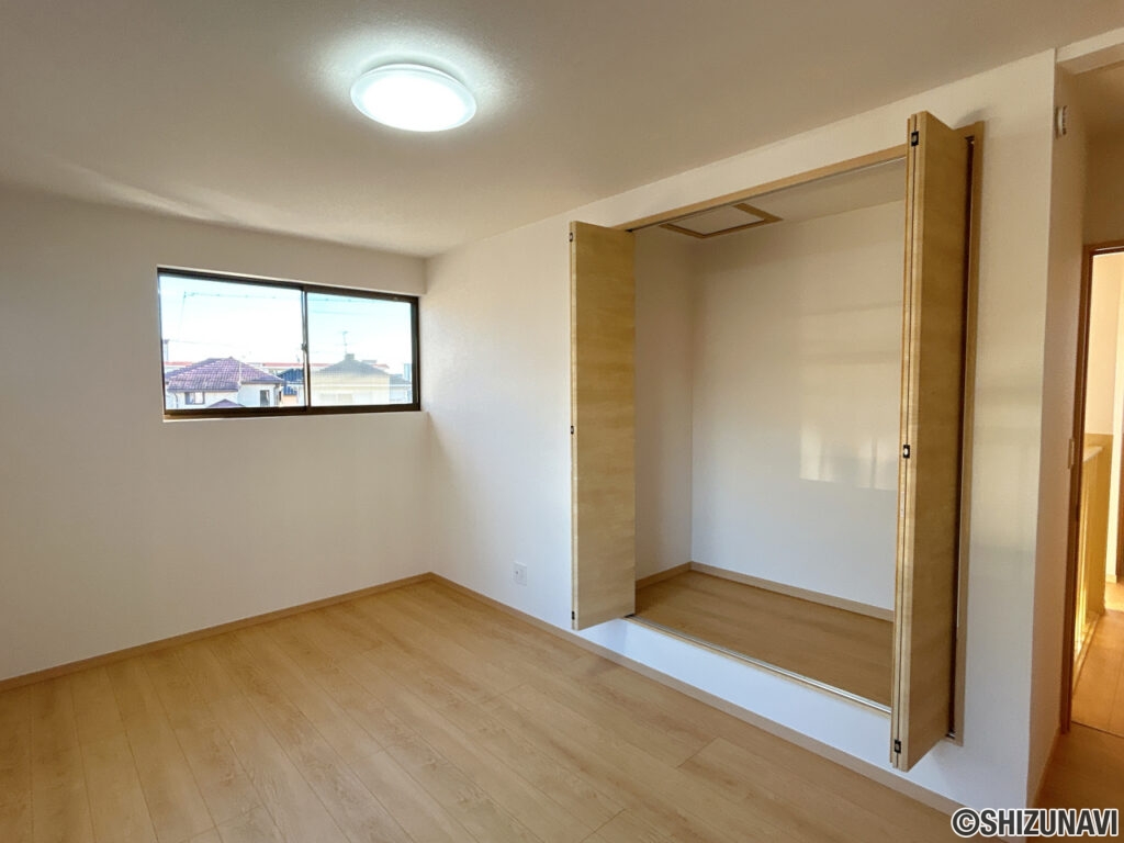 カチタス　志太　2階東側　8帖洋室