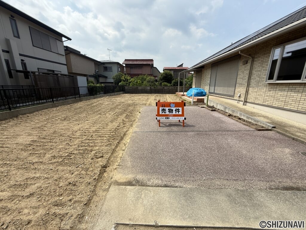 南側。敷地広々で家庭菜園も可能です。