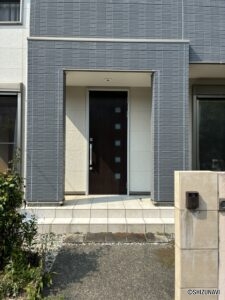 玄関前の写真です。