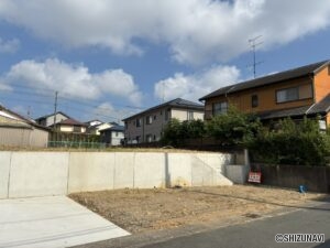駐車スペースは並列３台駐車可能です。
