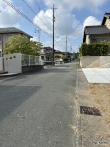 前面道路北方面の様子です。周りも住宅地となっています。