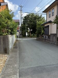 前面道路南方面の様子です。