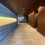 高級感のあるマンションロビーです。
