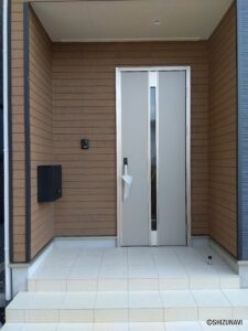 5号棟　玄関外側からの写真です。