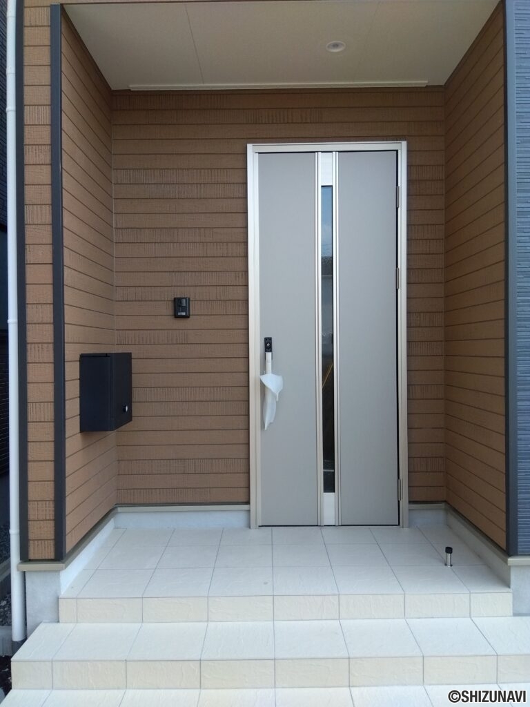 5号棟　玄関外側からの写真です。