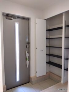 5号棟　玄関内側からの写真です。