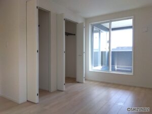 5号棟2階　8帖の寝室の写真です。