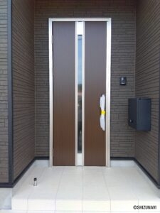 6号棟　玄関外側からの写真です。