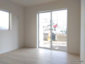 6号棟1階　15帖の洋室の写真です。