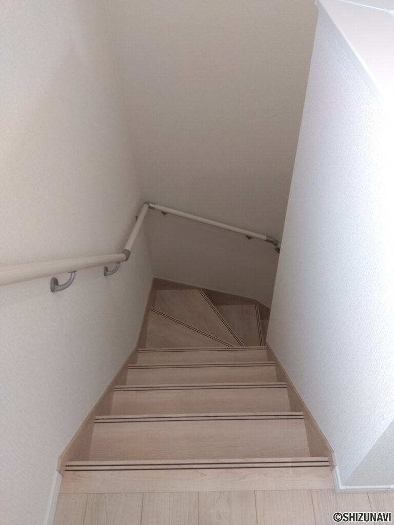 6号棟2階　階段の写真です。