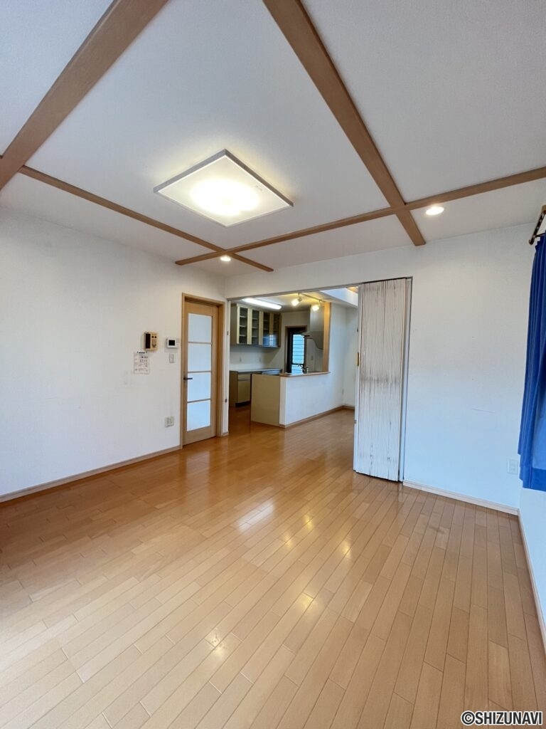 リビングダイニング別角度から撮影です。