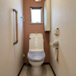 1階トイレは窓付きで風通しも抜群です。