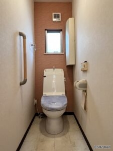 1階トイレは窓付きで風通しも抜群です。