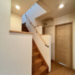 1階廊下、階段の写真です。