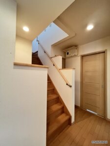 1階廊下、階段の写真です。