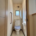 2階トイレの写真です。壁紙がおしゃれですね☆