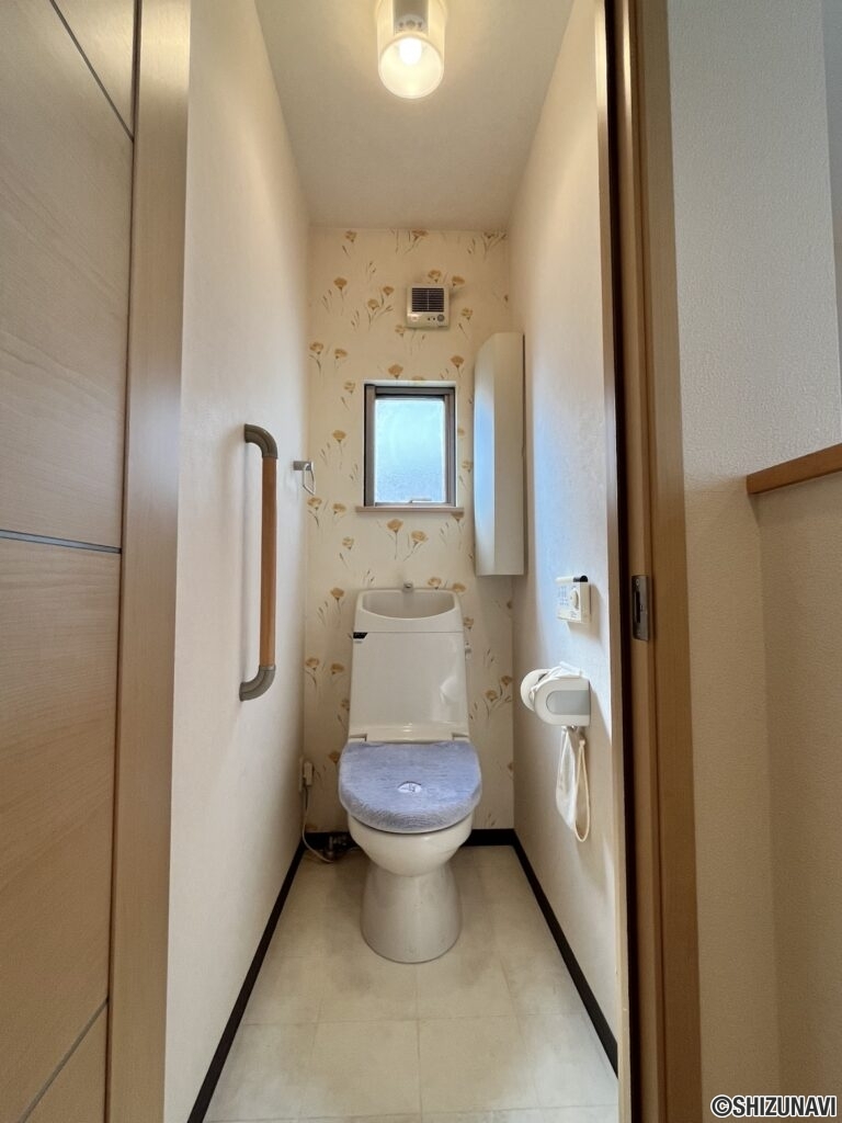 2階トイレの写真です。壁紙がおしゃれですね☆