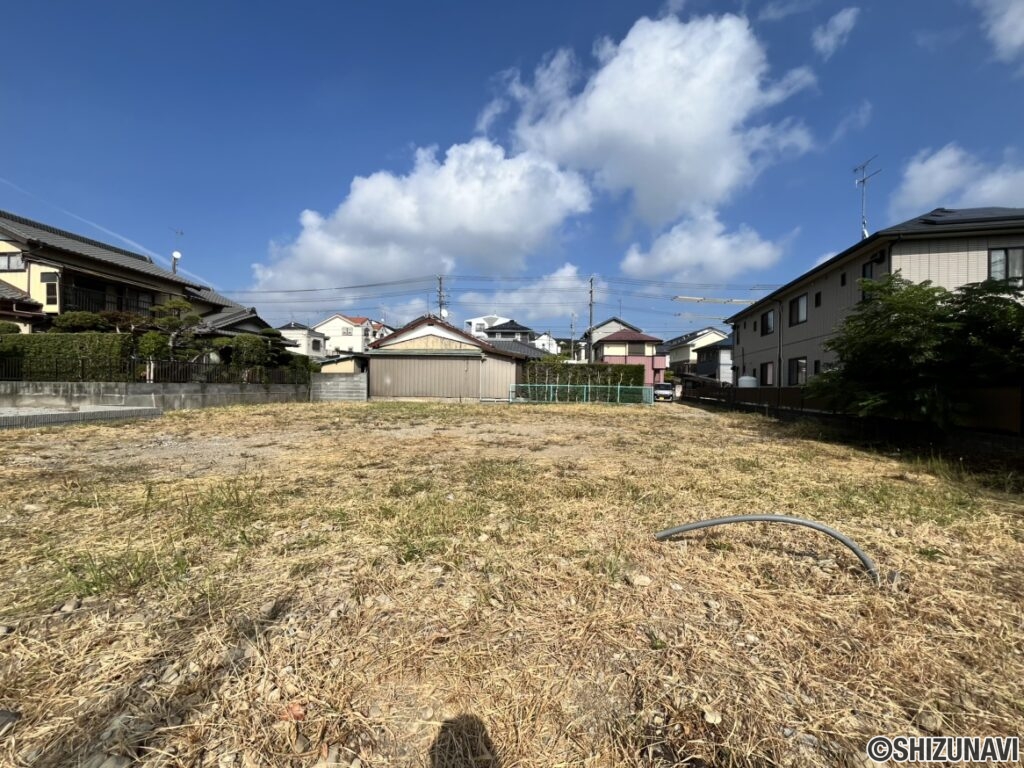 敷地を東向きに撮影しました。
