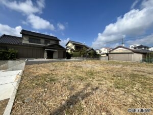 敷地を北東向きに撮影しました。