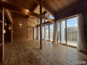 広々とした開放的なリビングです。窓も大きいので採光もバッチリです。