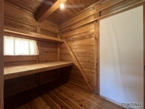 寝室隣のクローゼットになります。