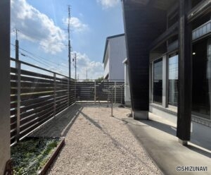 砂利敷のお庭です。花壇もあるので家庭菜園も楽しめます。