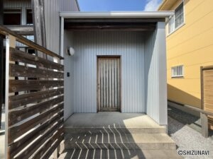 玄関になります。ポーチも広いので自転車なども置くことができます。