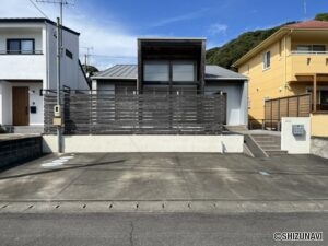 広々駐車場には最大で4台駐車可能です。外水栓もあるので、洗車もできます。