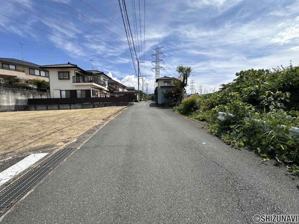 前面道路もゆったりした幅員。