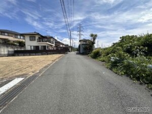 前面道路もゆったりした幅員。